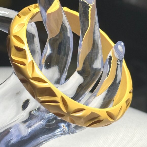 Vintage Bakelite Carved Yellow Bangle Bracelet Retro Jewelry Classic Art Deco - Picture 3 of 11